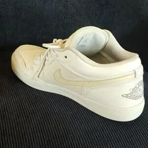 Air Jordan 1 All white Cream Nike Swoosh Jordan 1 Mid Triple White Patent Swoosh (Women main image 3